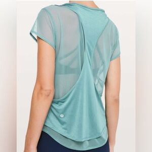 NWOT beautiful intrecret design lululemon athletica Teal Short Sleeve Top